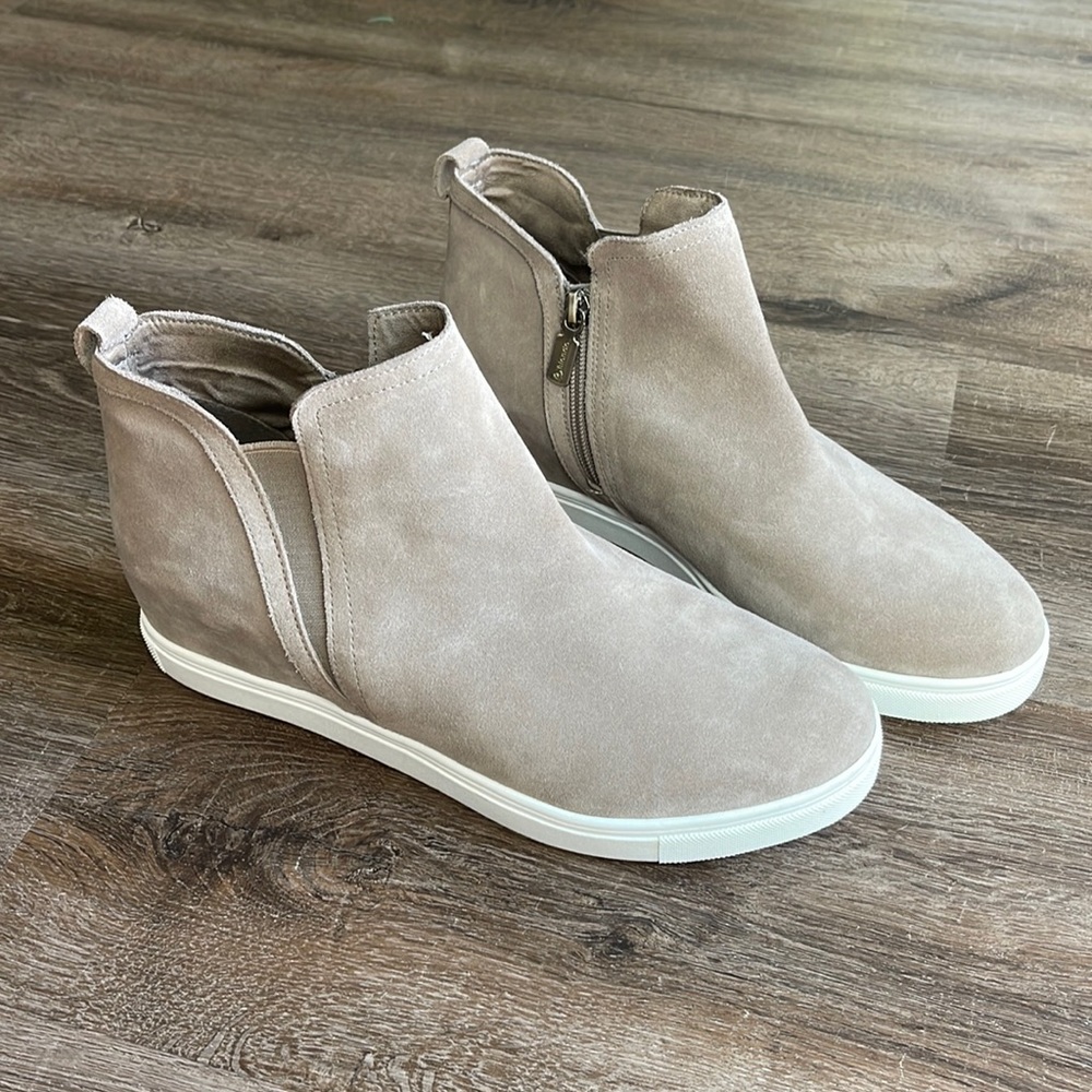 Brand new never worn blondo waterproof faux suede sneaker boots